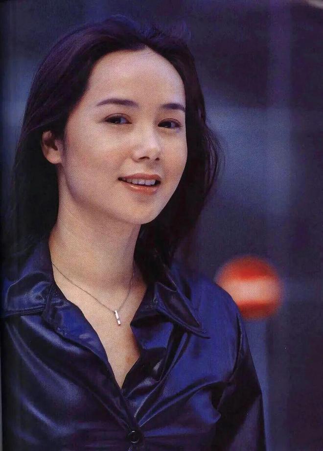 她素颜穿黑衣难掩贵妇美奈何儿子一张路人脸九游会真人游戏第一品牌蒋雯丽全家游法国(图3)